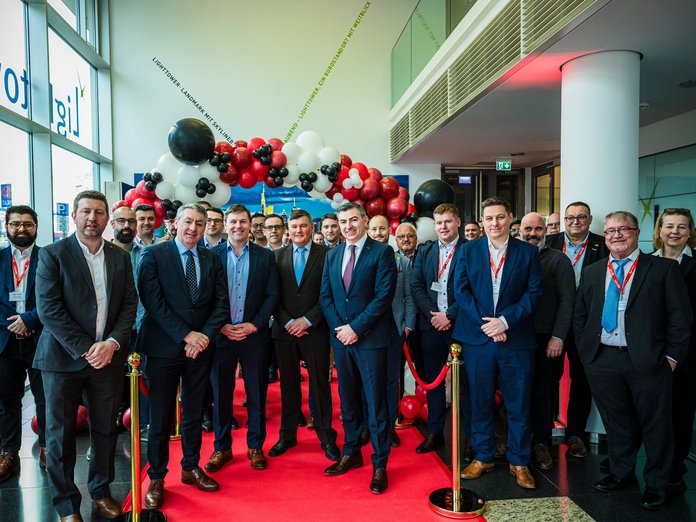 [Translate to Deutsch:] Gruppenbild Eröffnung Frankfurter Büro H&MV