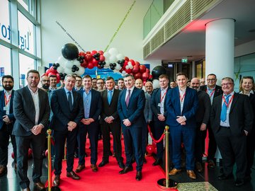 [Translate to Deutsch:] Gruppenbild Eröffnung Frankfurter Büro H&MV