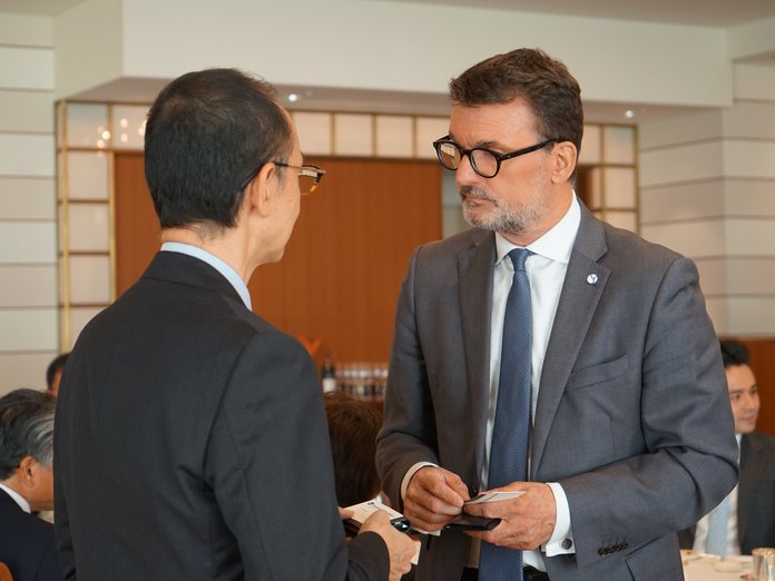 [Translate to Deutsch:] Eric Menges, FRM GmbH mit Tetsuya Kainaka, Sumitomo Mitsui Banking Corporation